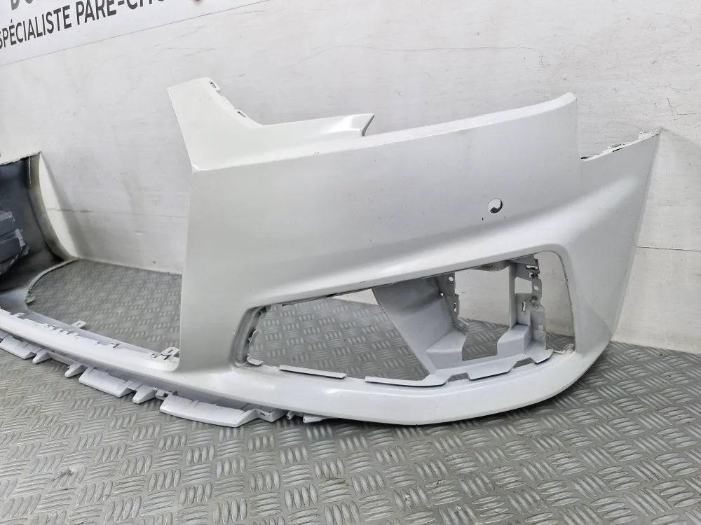 Forreste kofanger Audi A4 8W Fase 1 S-Line / S4 (10/2015 - 03/2020) – Original brugt med radarer